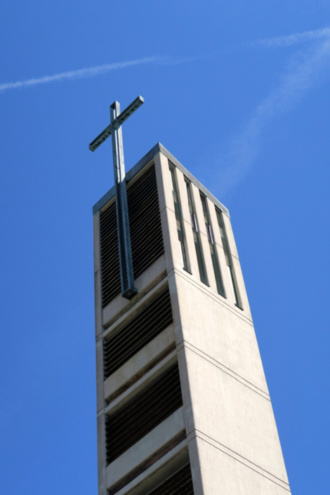 Glockenturm mit Kreuz